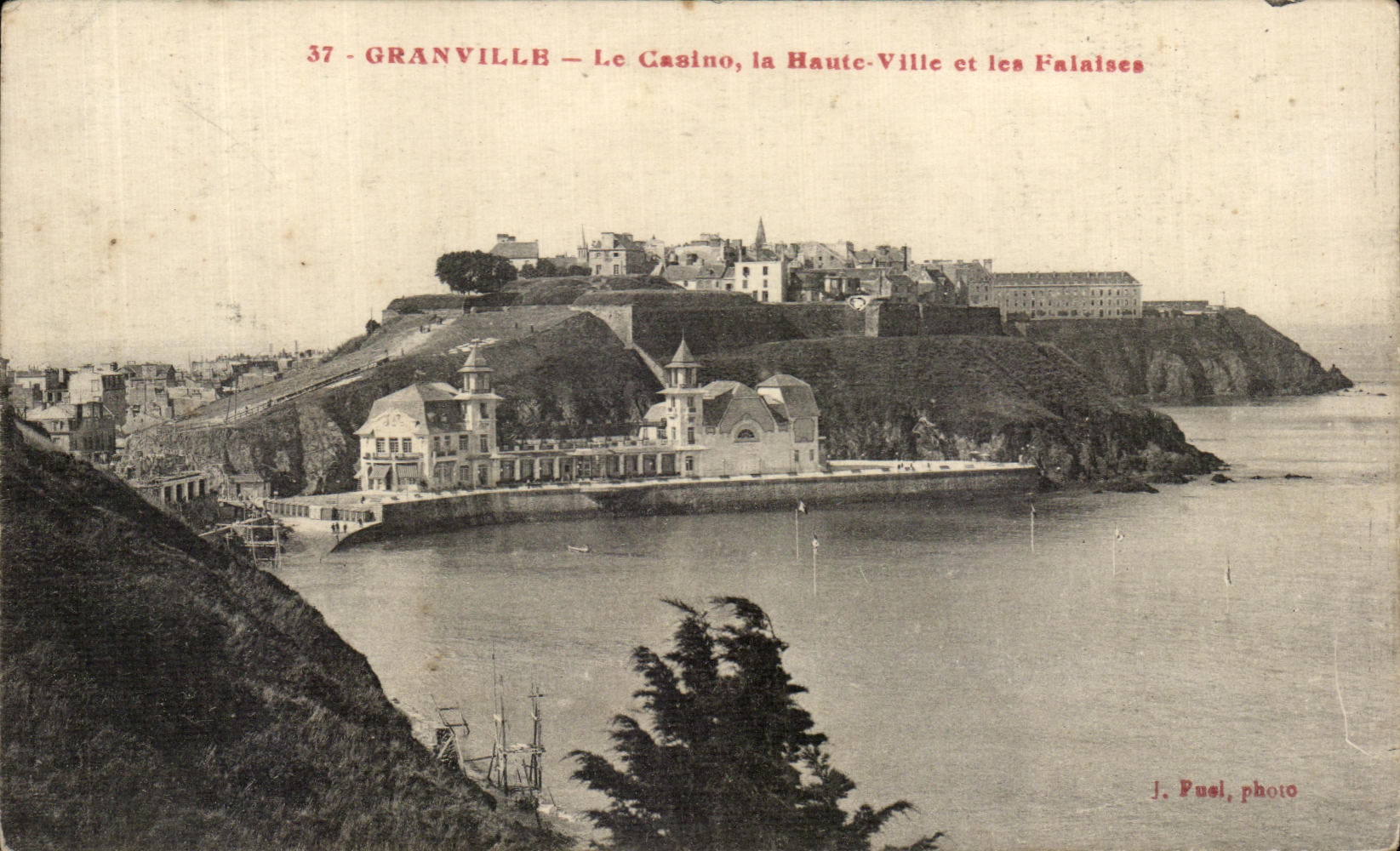 Granville — Le Casino, la Haute-Ville et les Falaises — J. Pusil, photo