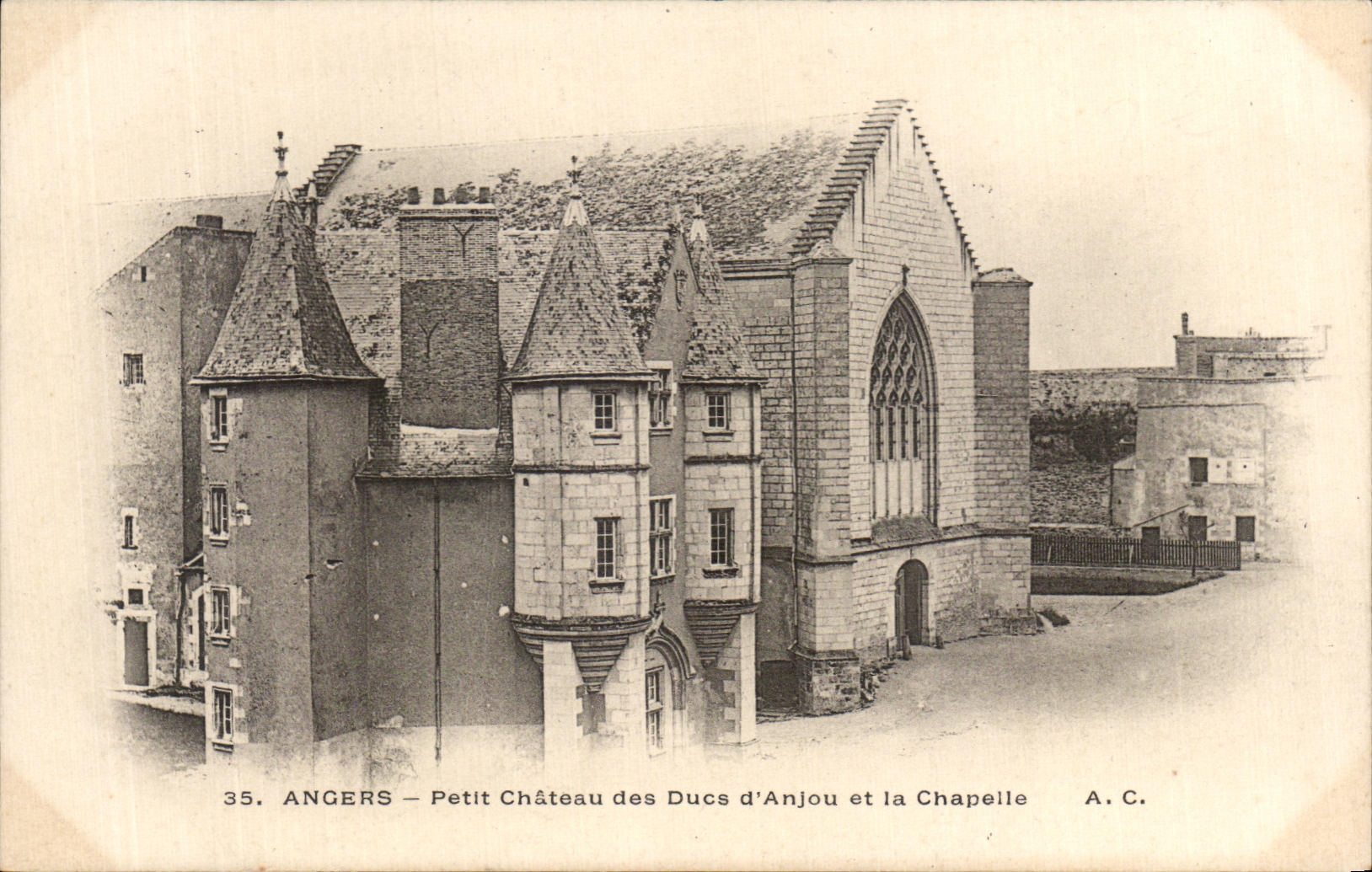 CPA Angers Petit Chateau des Ducs d'Anjou et la Chapelle