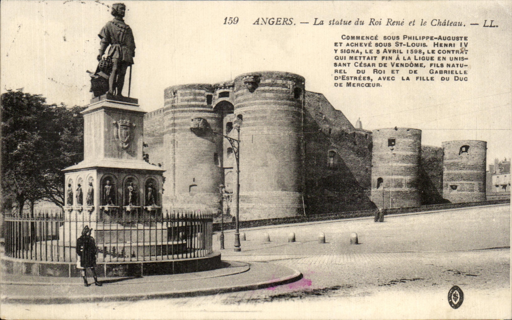 CPA Angers La statue du Roi Rene et le Chateau Commence sous Philippe Auguste 