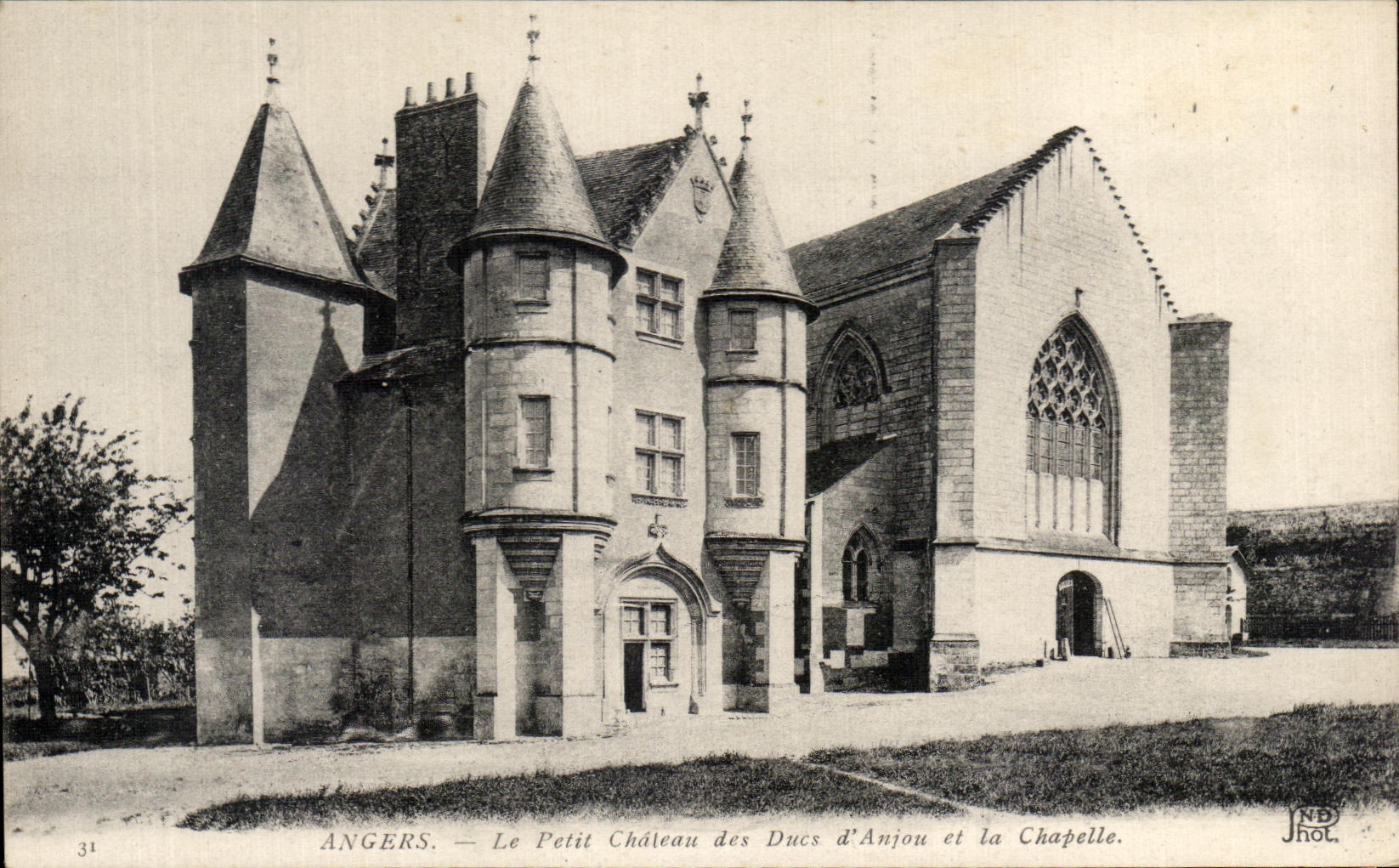 CPA Angers Le Petit Chateau des Ducs d'Anjou et la Chapelle