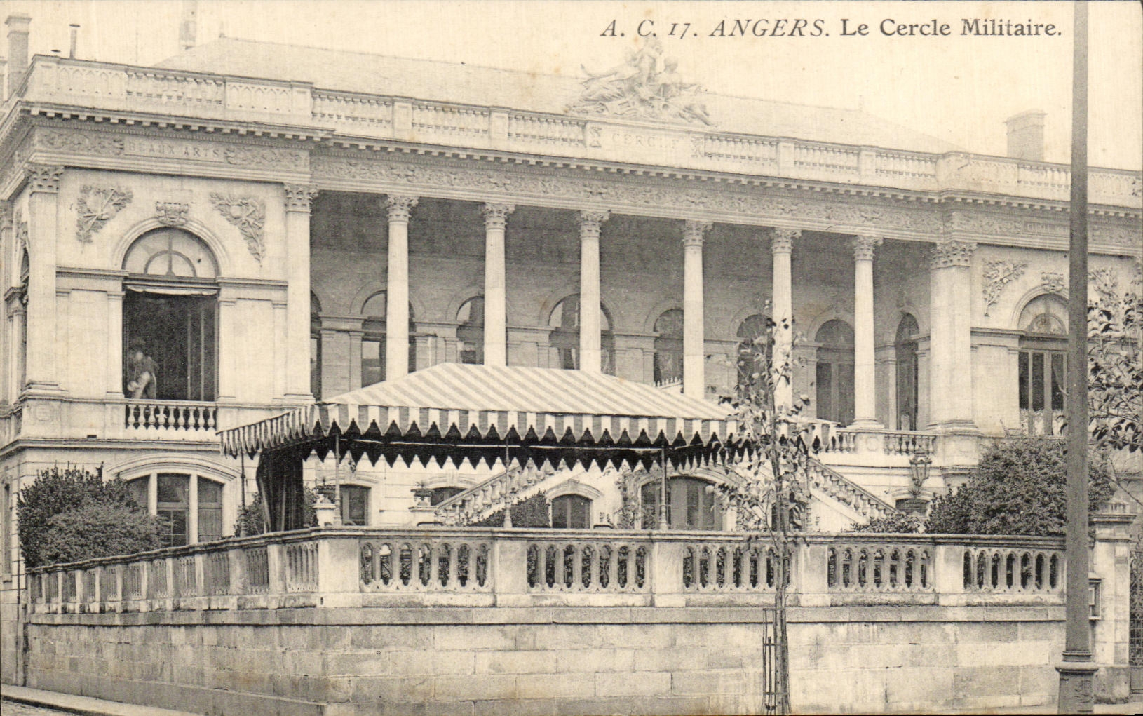 CPA Angers Le Cercle Militaire Militaria