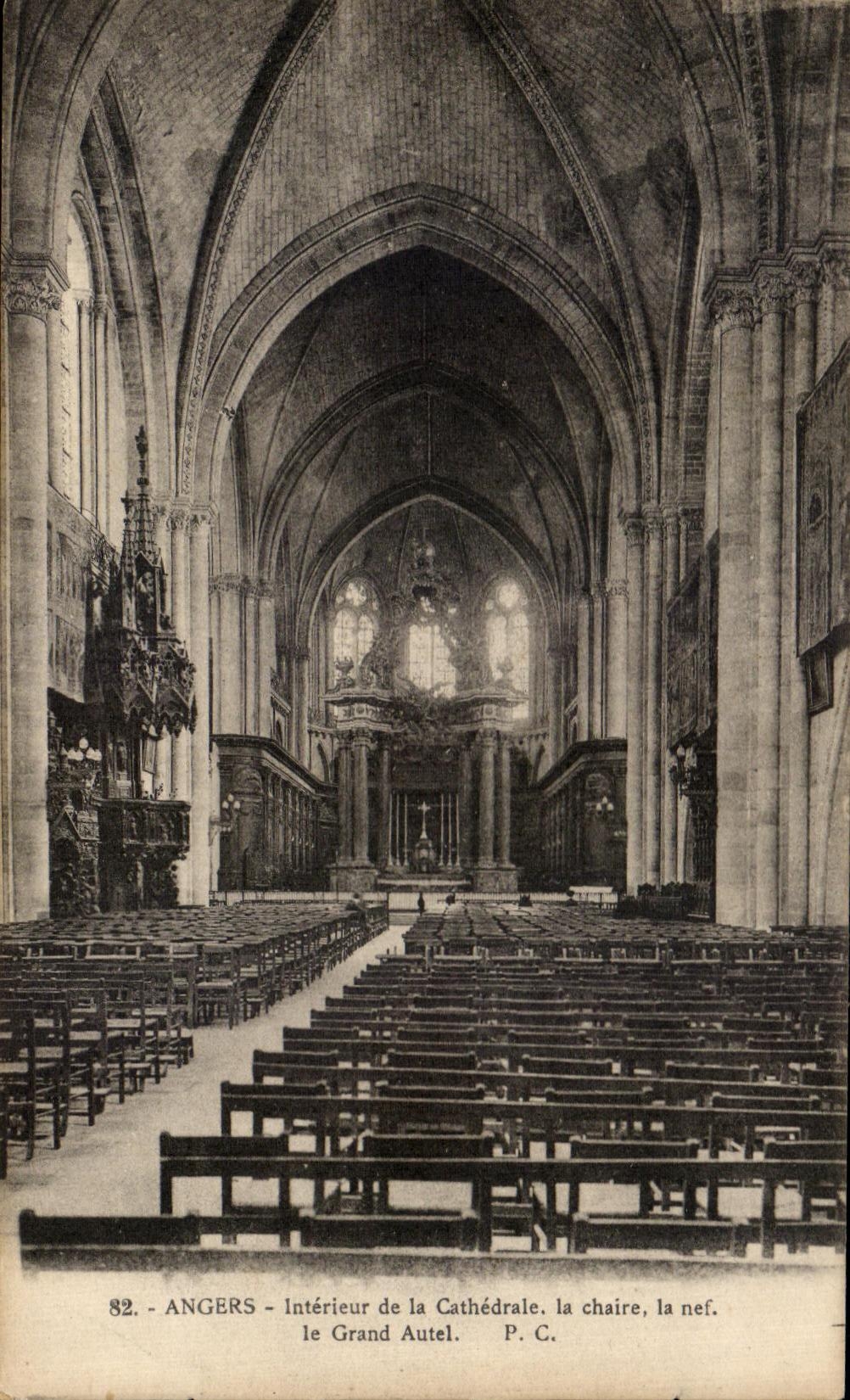 CPA Angers Interieur de la Cathedrale La Chaire la nef le Grand Autel
