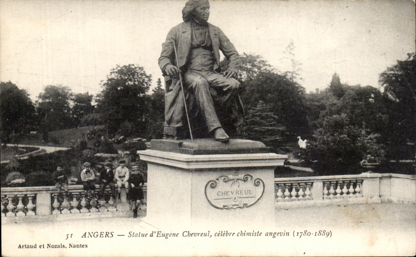 CPA Angers Statue d'Eugene Chevreul celebre Chimiste angevin 1780 1889 Enfants