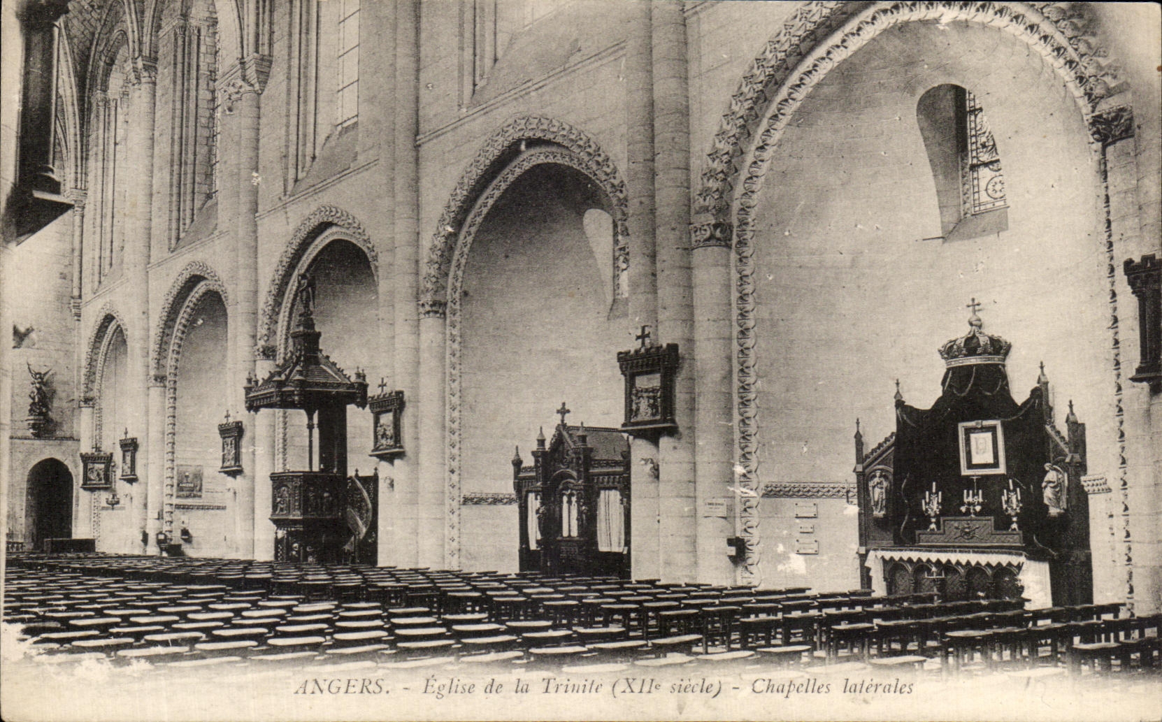 CPA Angers Eglise de la Trinite Chapelles laterales