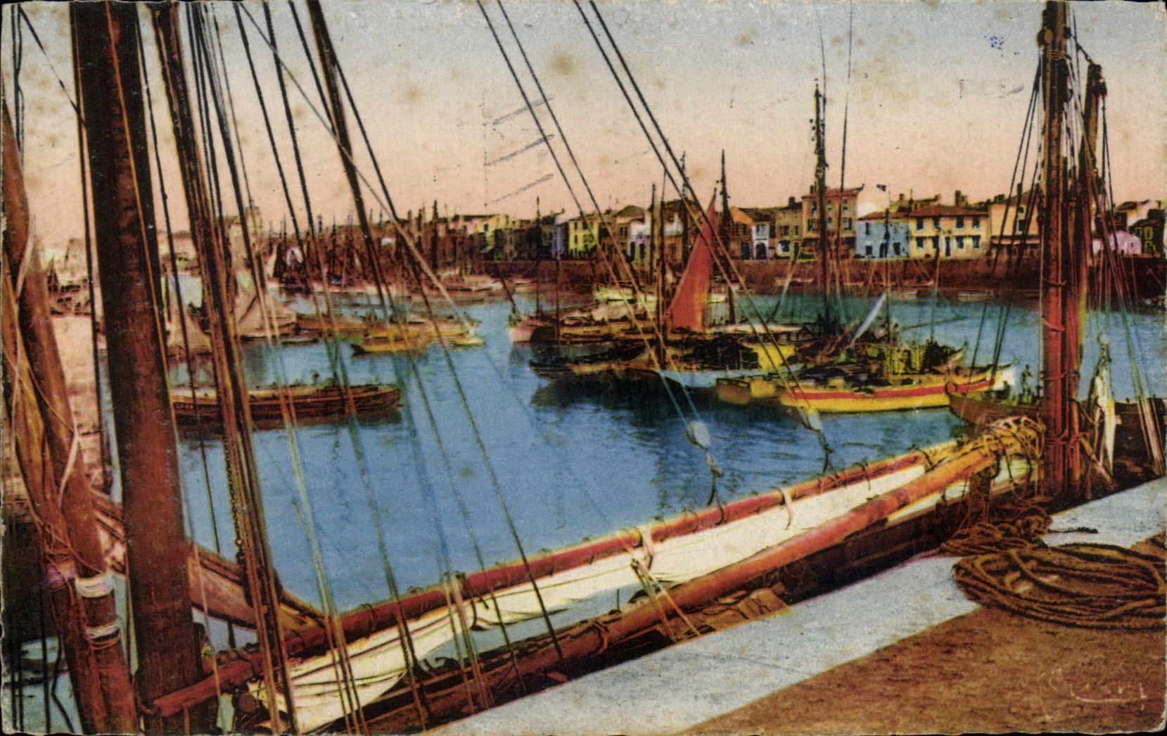 CPA Les Sables d'Olonne Jolie Echappee sur le Port Bateaux