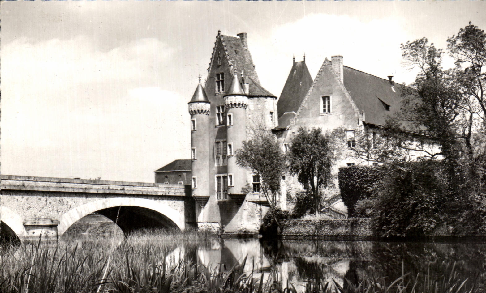 Le Château des Carmes — au bord du Loir — Éditions du Globe