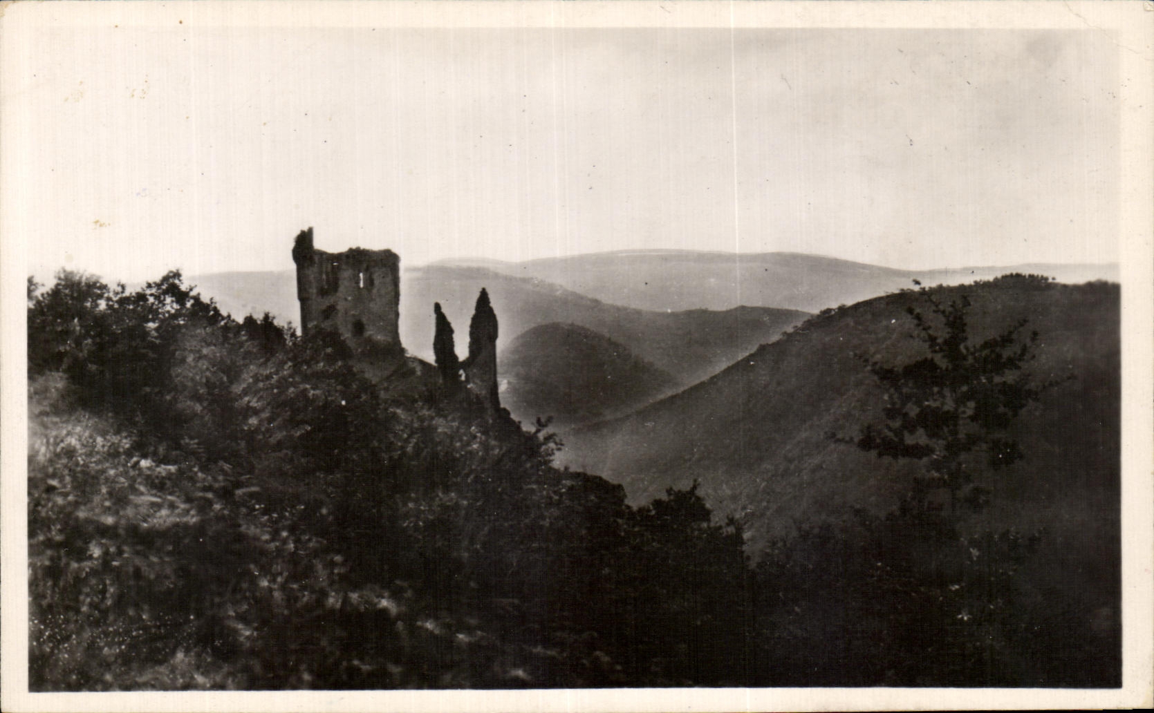 Vernoux (Ardèche) — Ruines du château de la Tourette sur la vallée — éditeur La Cigogne, Grenoble