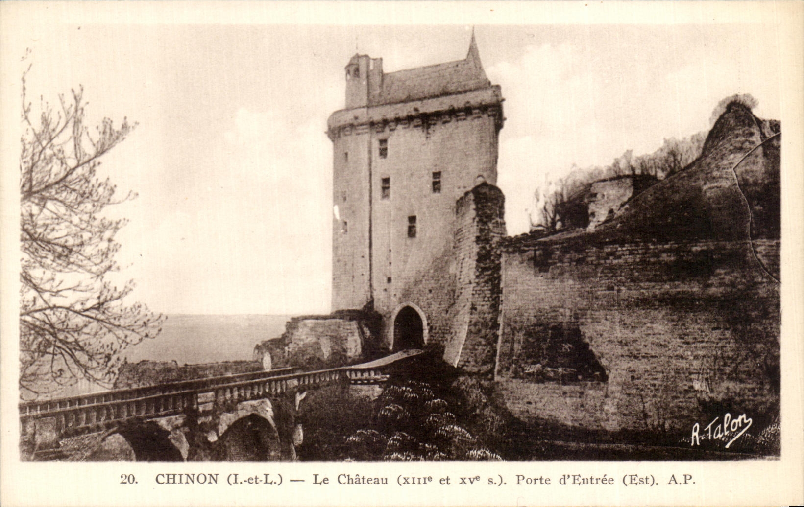 CPA Chinon Le Chateau Porte d'Entree