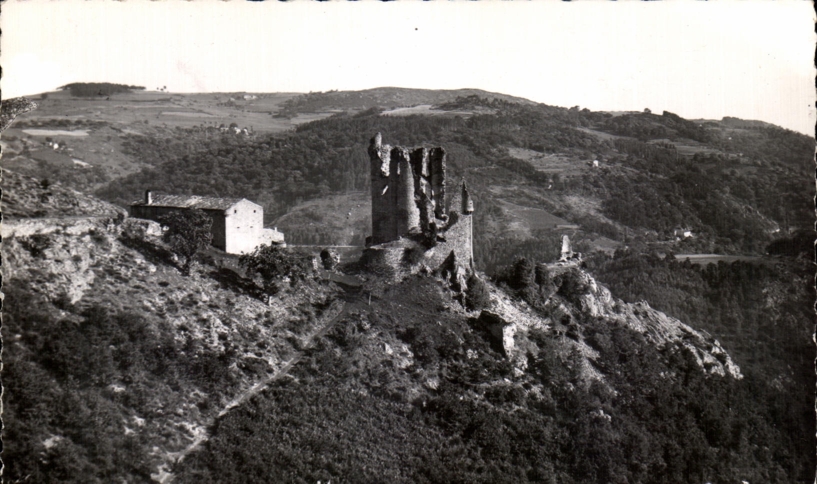 Environ de VERNOUX (Ardèche) — Ruines du Vieux Château et la Ferme