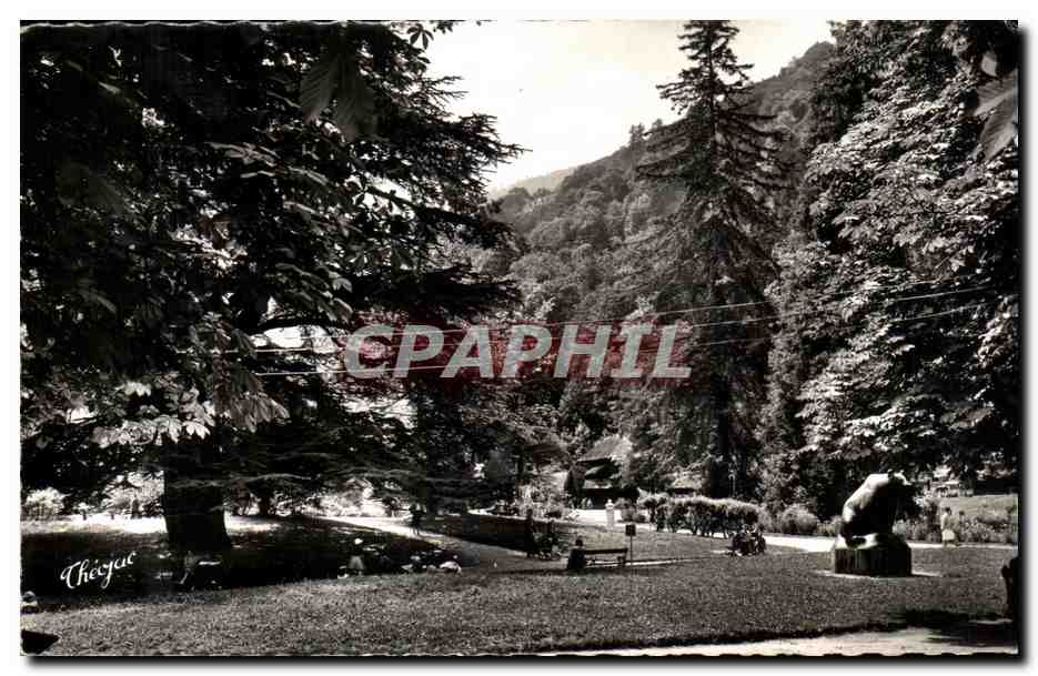 Thécyjac — Jardin avec statue et sentiers — Les Éditions Thécyjac
