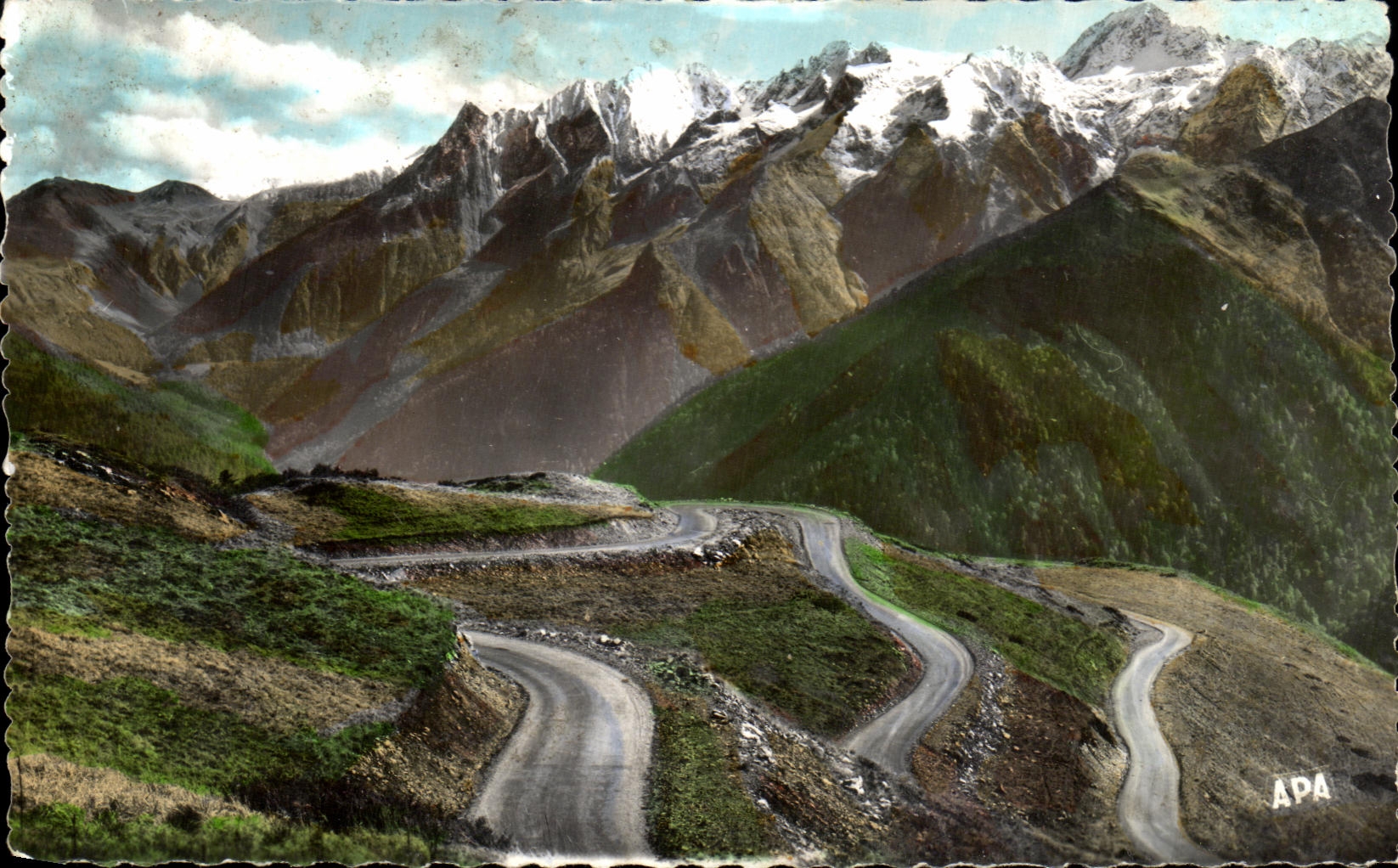 Les lacets de la nouvelle route de Superbagnères — dominés par le Vénasque — éditeur APA