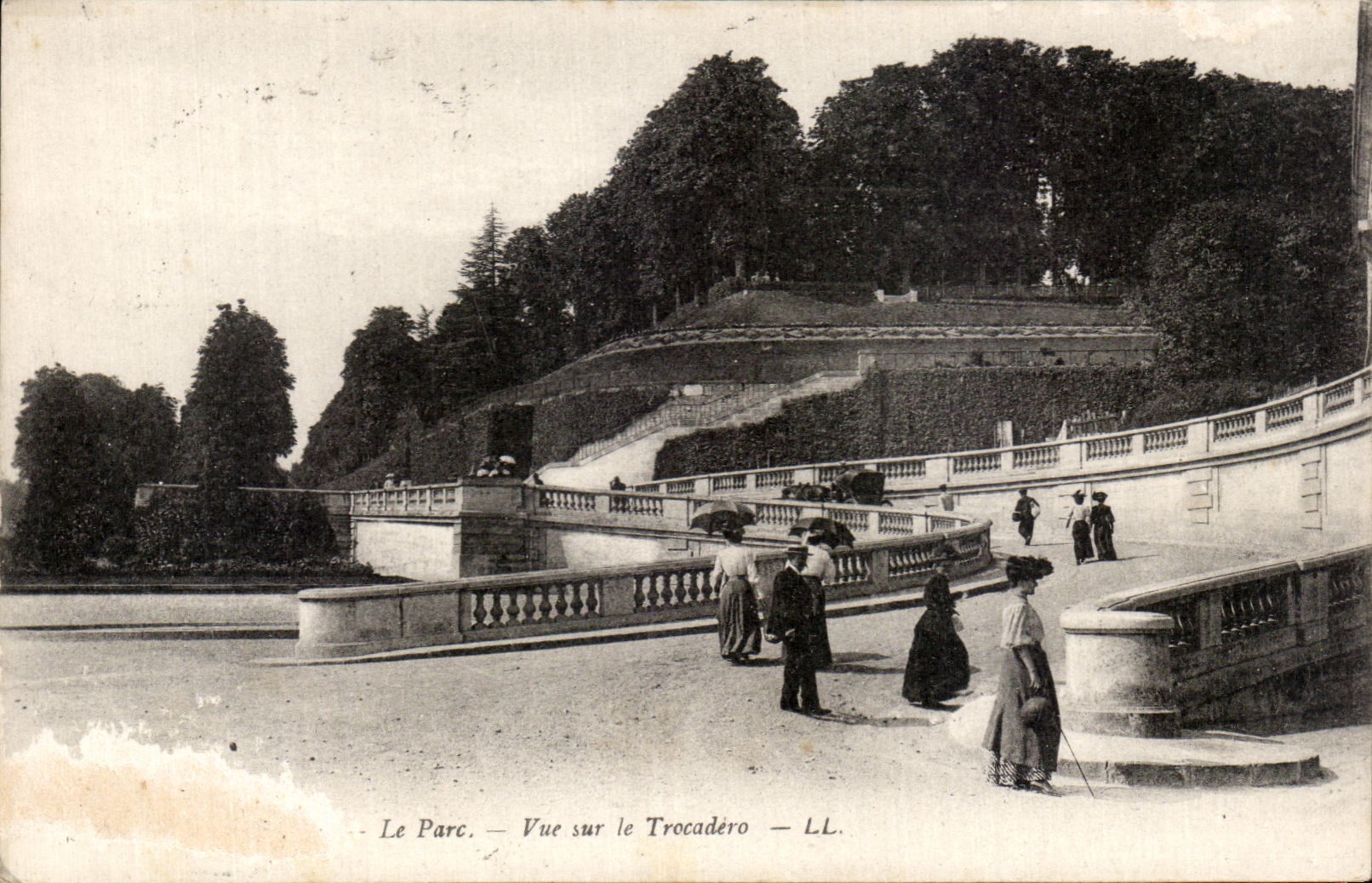 CPA Le Parc Vue Sur le Trocadero Paris 