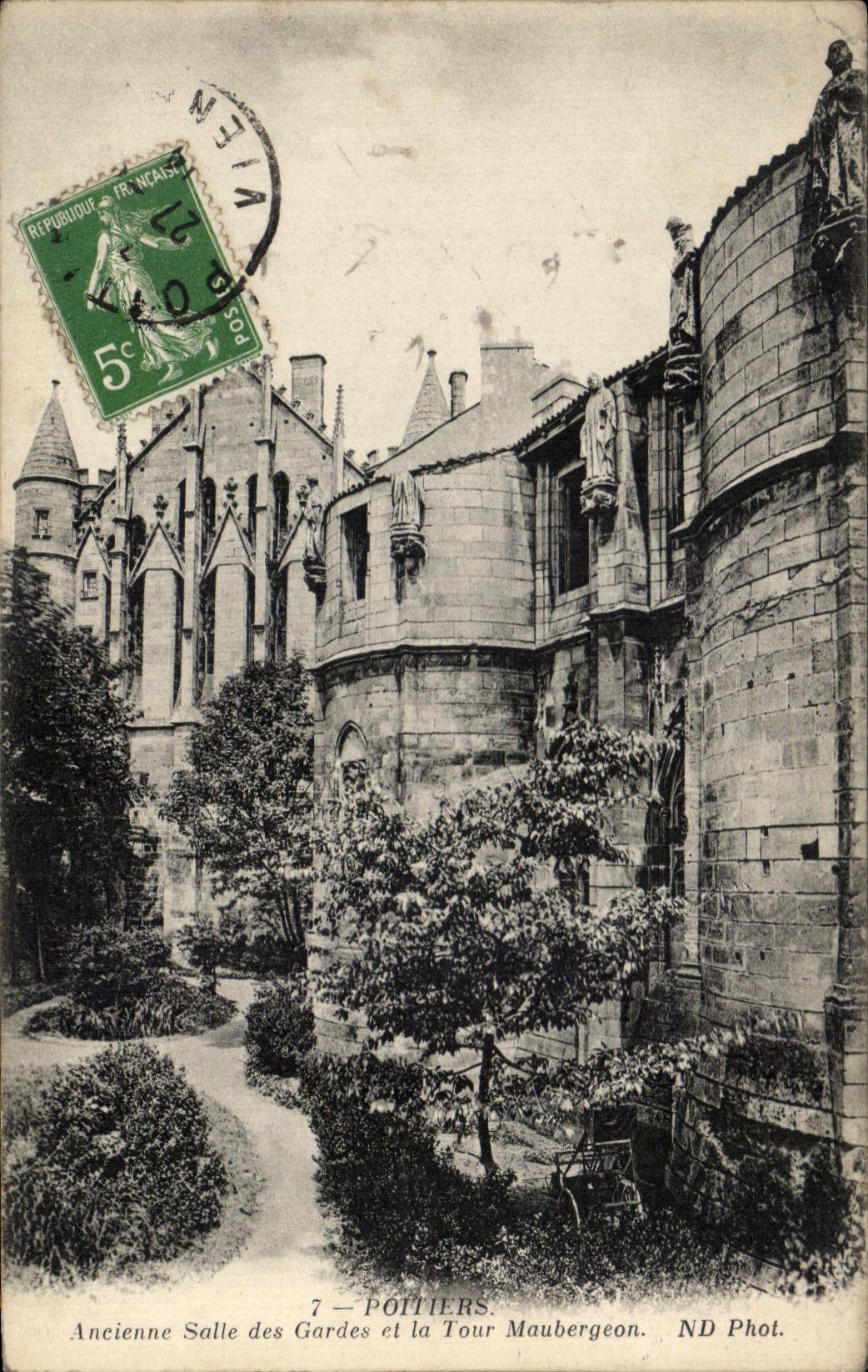 Poitiers — Ancienne Salle des Gardes et la Tour Maubergeon — ND Phot.