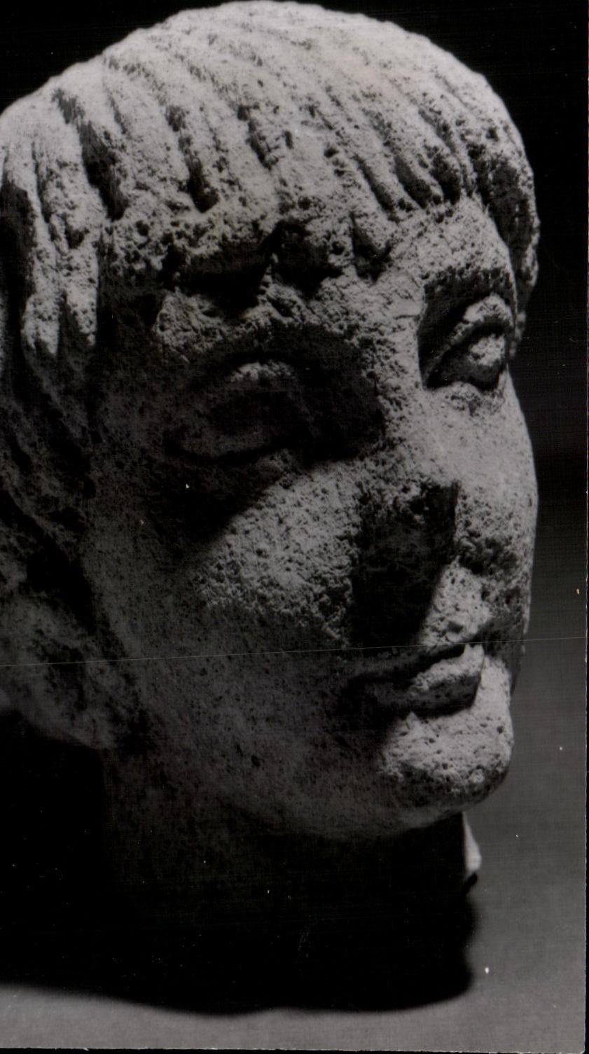 Tête en grès gaulois — exposée au Musée pédagogique (29, rue d'Ulm) — datée vers 1930