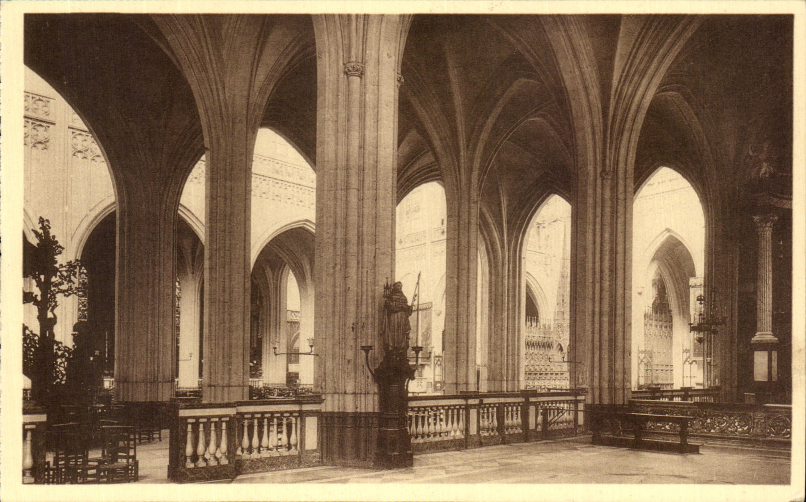 Anvers - Cathédrale - Antwerpen - Hoofdkerk — Jeu de piliers et de voûtes — Ern. Thill, Bruxelles