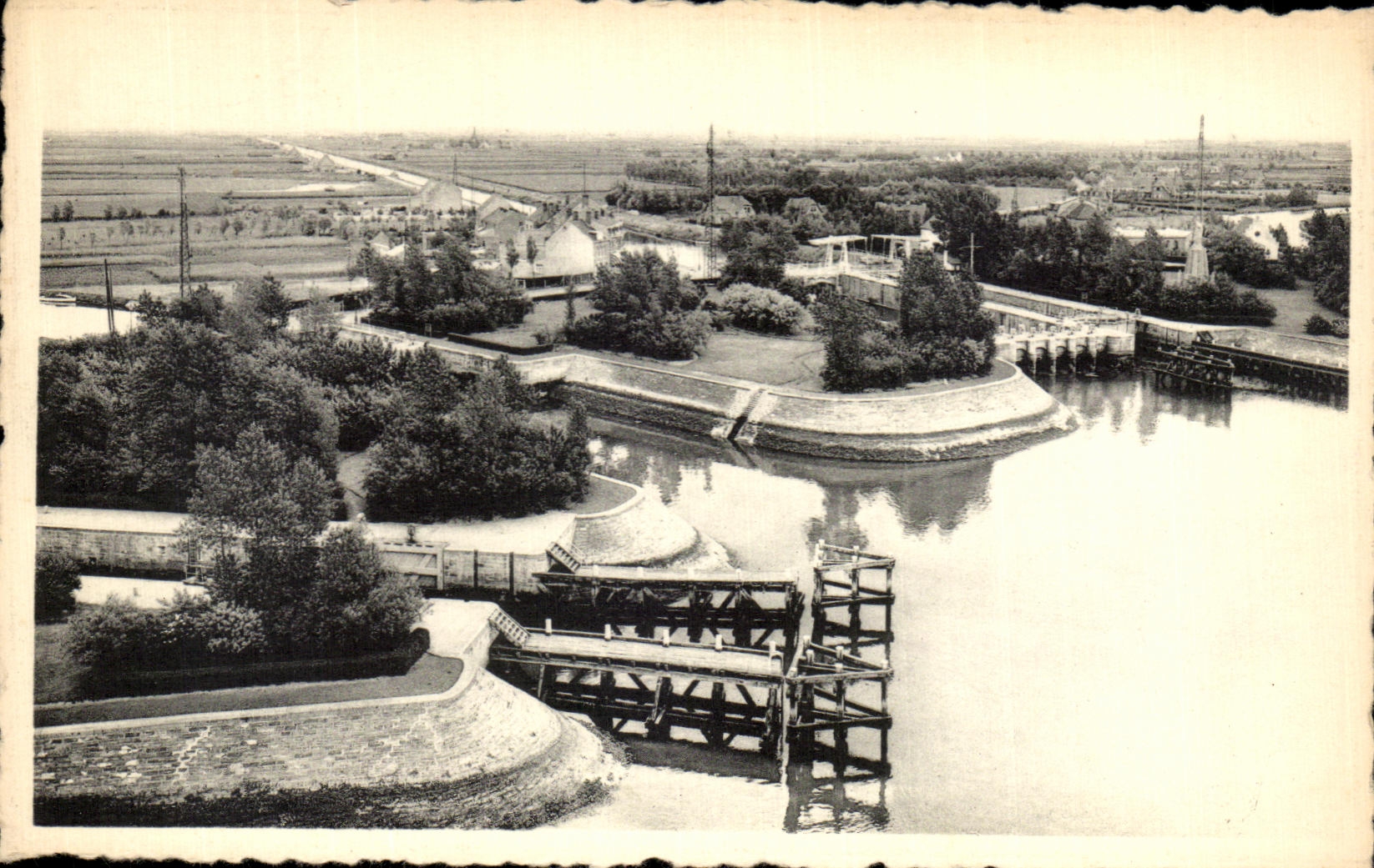 CPA Nievwpoort Nieuport Panoramisch Zicht der sluizen ijzer en Varrten 