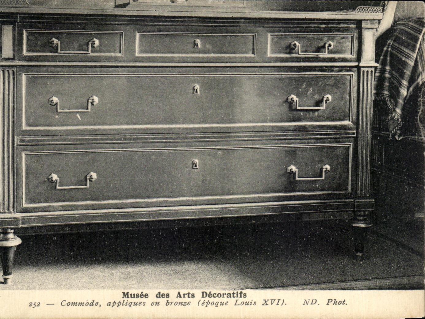 Commode, appliques en bronze (époque Louis XVI) — Musée des Arts Décoratifs — ND. Phot. n°252