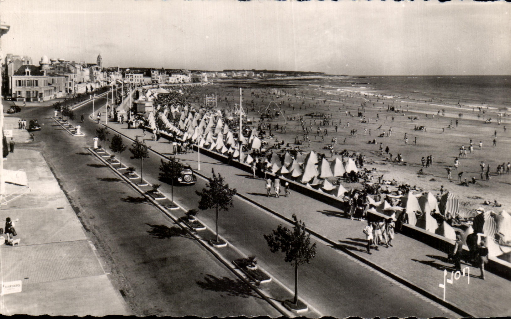 CPSM Les Sables D'Olonne Le Remblai et la Plage