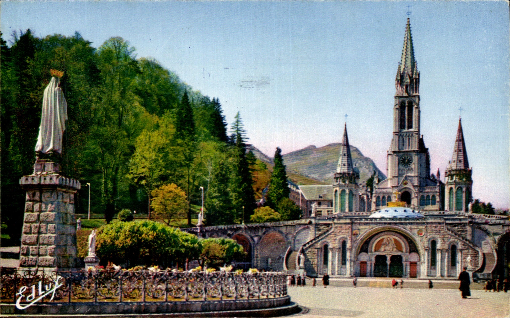 CPA Lourdes La Basilique Et La Vierge Couronnee The Basilica And The Crown