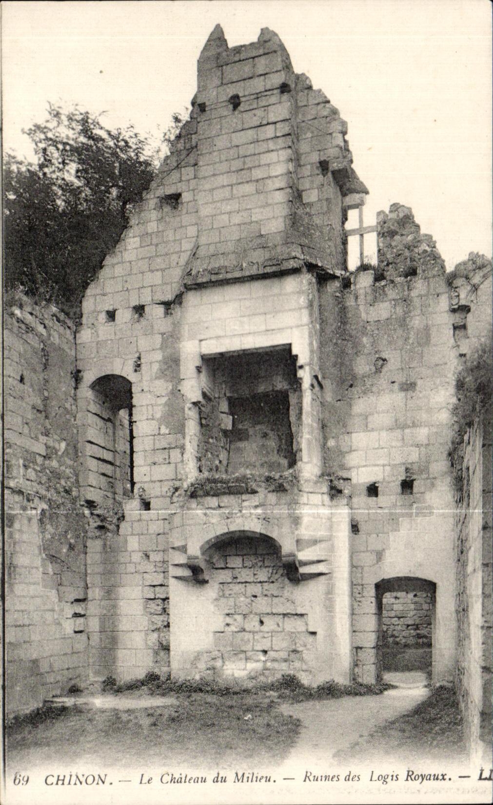 CPA Chinon Le Chateau du Milieu Ruines de Logis Royaux