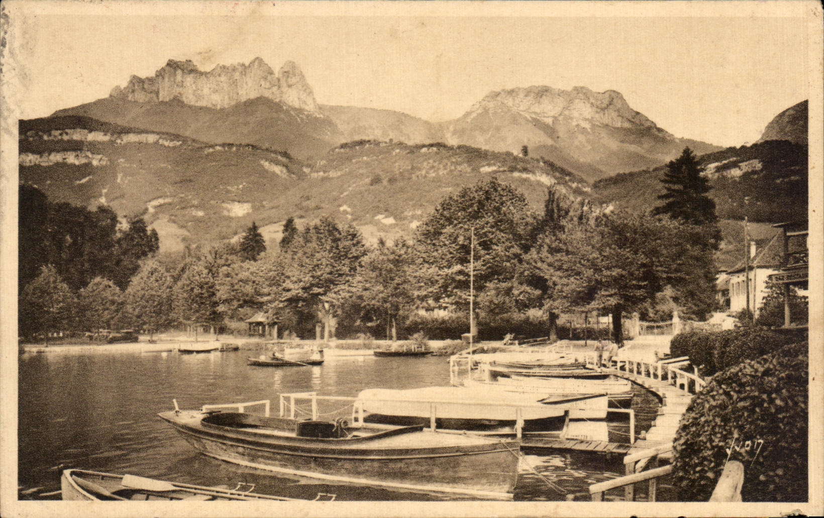 CPA Annecy et Son lac Dominant le Port de Tallieres les Dents de Lanfon 