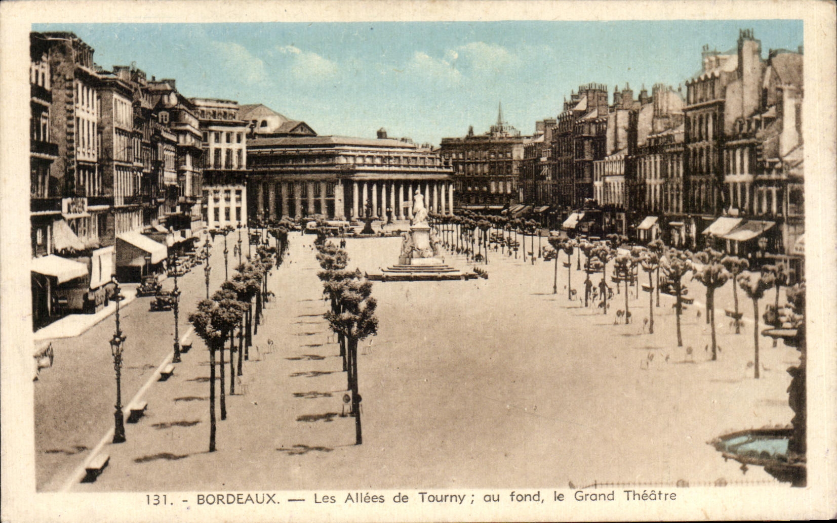 CPA Bordeaux Les Allees de Tourny au fond le Grand Theatre