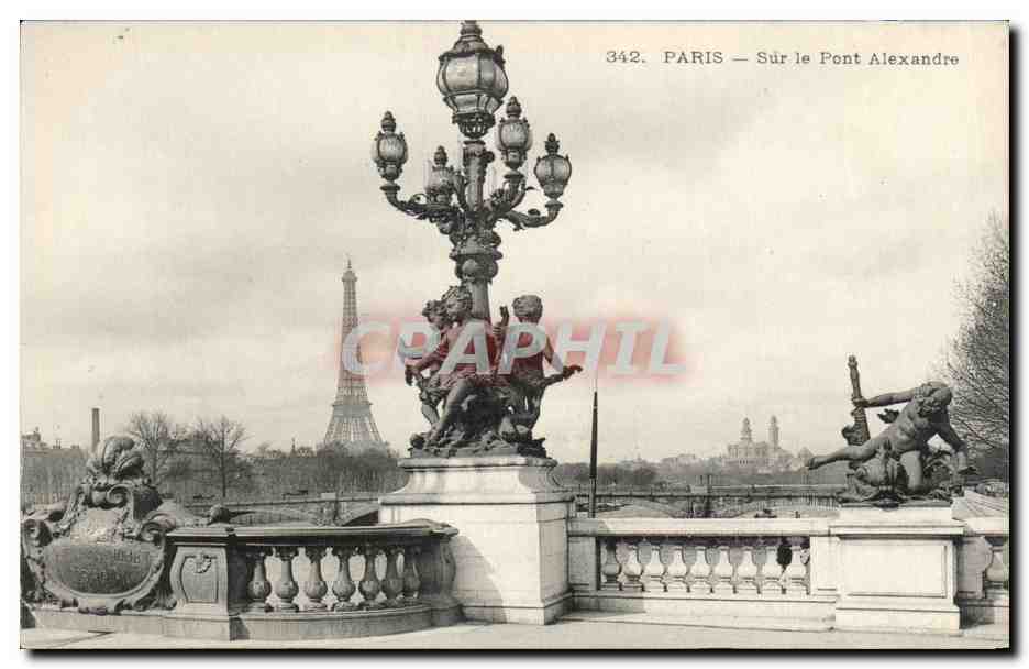 CPA Paris Sur Le Pont Alexandre III Tour Eiffel