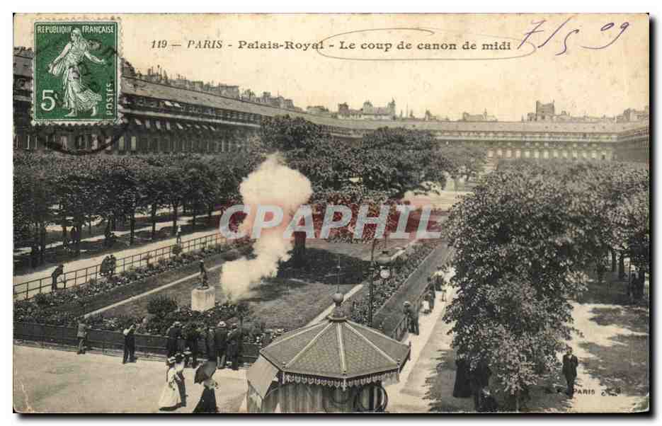 CPA Paris Palais Royal Le Coup de Canon de Midi