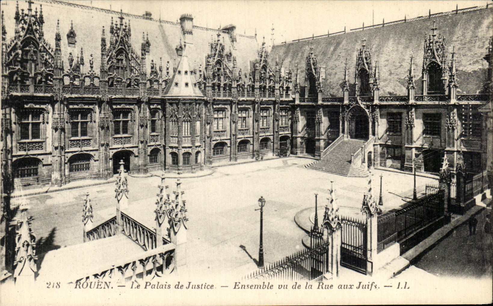CPA Rouen Plais de Justice Ensemble vu de la Rue aux juifs Judaica