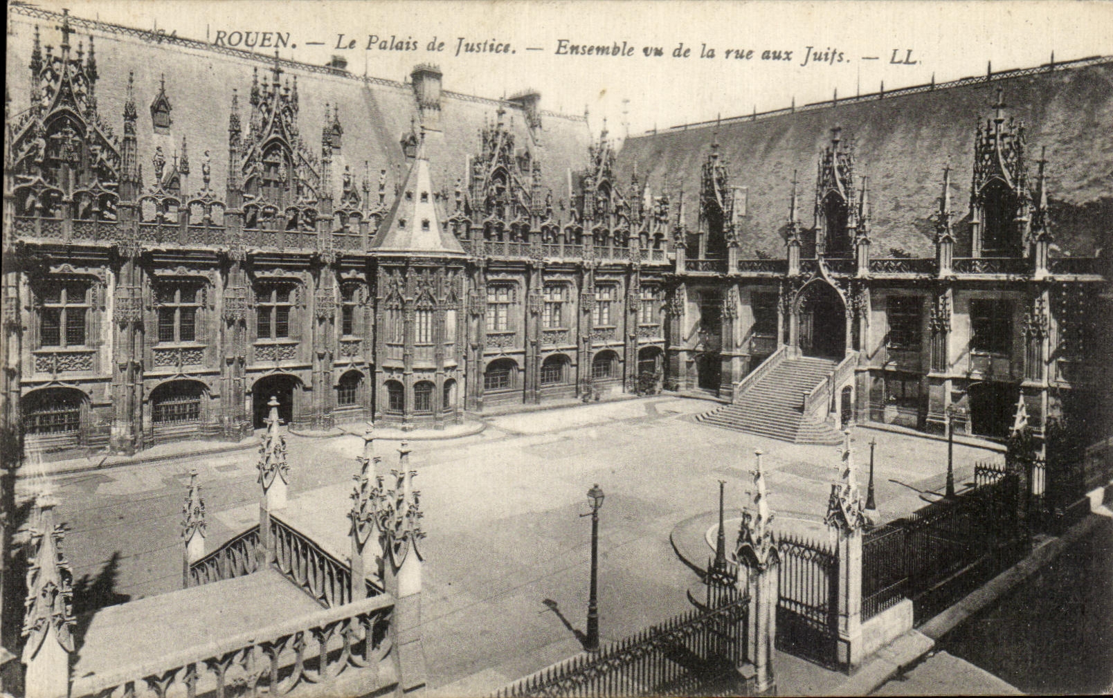 CPA Rouen Plais de Justice Ensemble vu de la Rue aux juifs Judaica