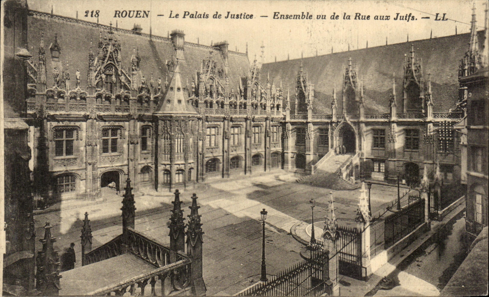 CPA Rouen Le Plais de Justice Ensemble vu de la Rue aux juifs Judaica