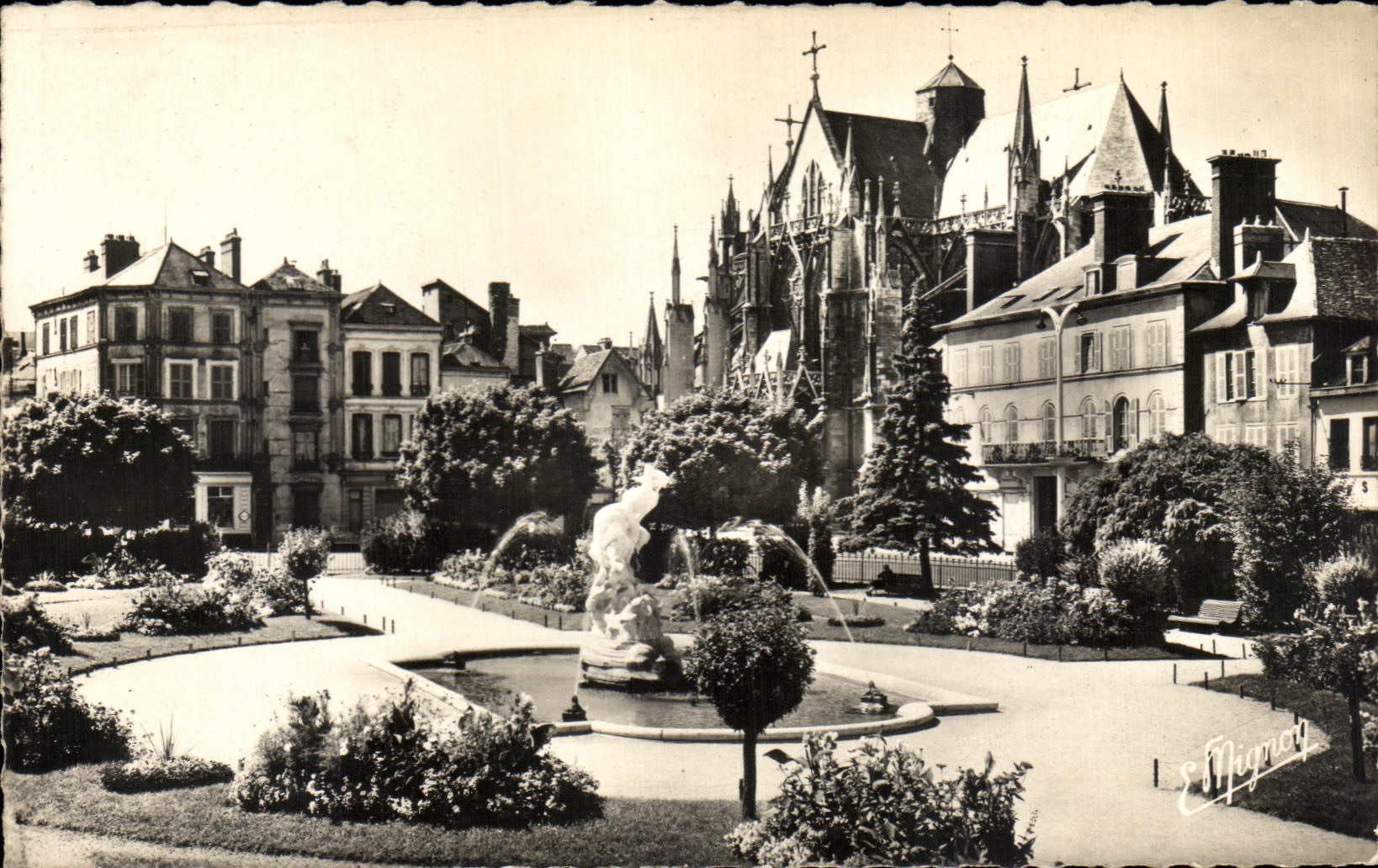 Jardin de la Préfecture — avec « le Rapt » groupe en marbre du sculpteur Aubois Suchet — Église Saint-Urbain en arrière-plan — E. Mignay