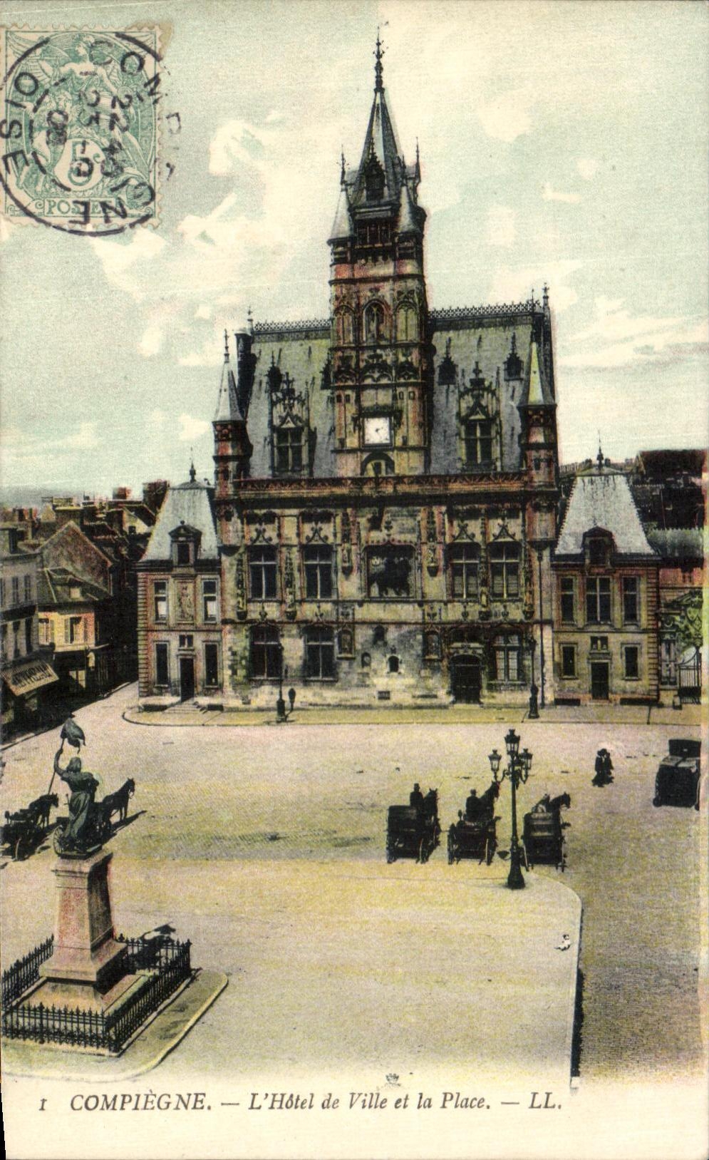 CPA Compiegne L'Hotel de Ville et la Place