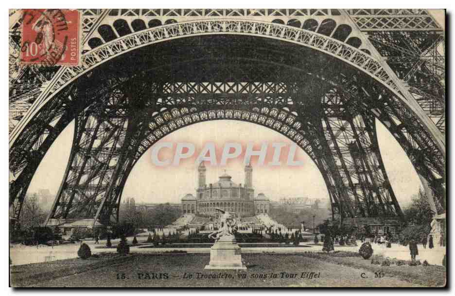 CPA Paris Le Trocadero vu sous la Tour Eiffel