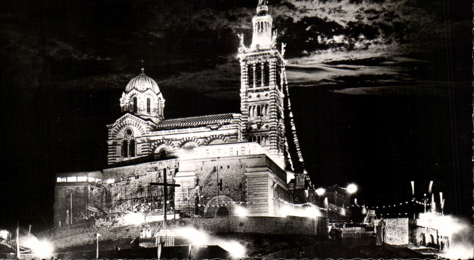 CPA Le Carrefour Du Monde Marseille Basilique De La Garde La Nuit
