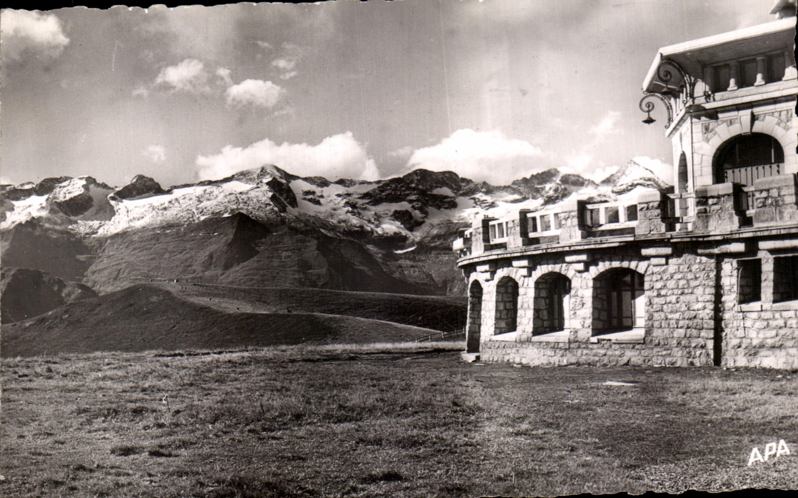 Luchon-Superbagnères (H.-G.) — Chaîne des Pyrénées vue de l'Hôtel de Superbagnères — APA