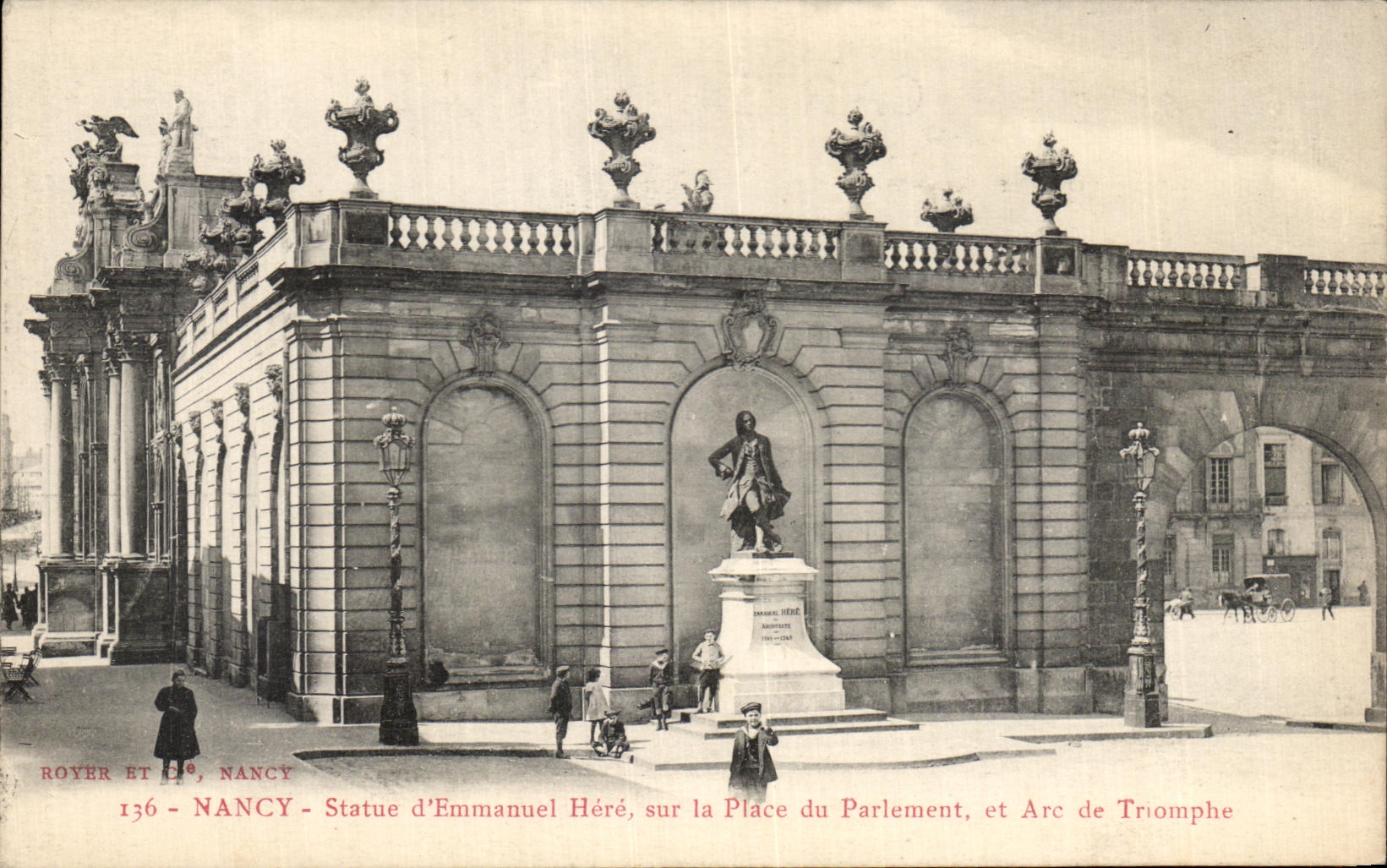 CPA Nancy statue D'Emmanuel Here Sur La Place Du Parlement Et Are De Triomphe