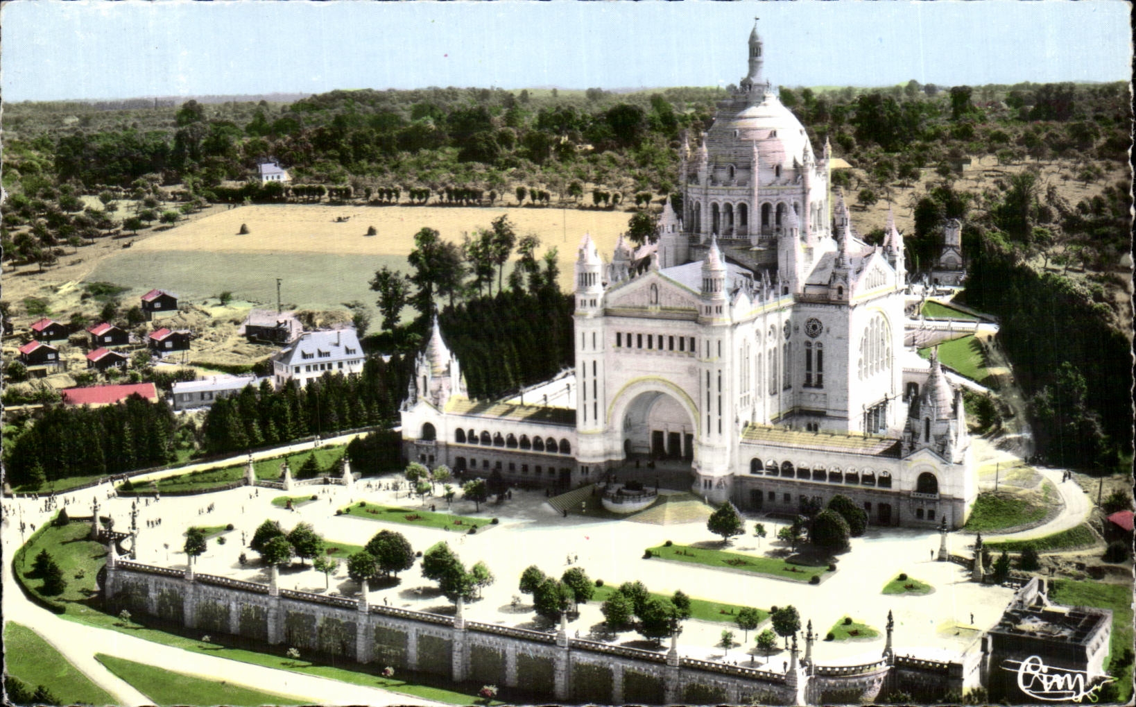 CPA Lisieux La Basilique Vue Generale