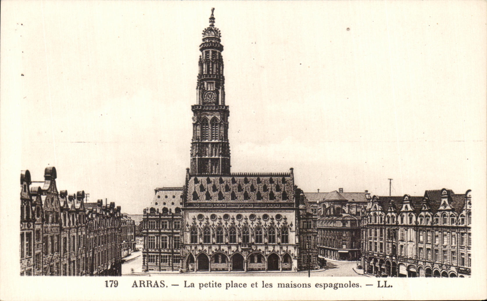 Arras — La petite place et les maisons espagnoles — LL. — n° 179