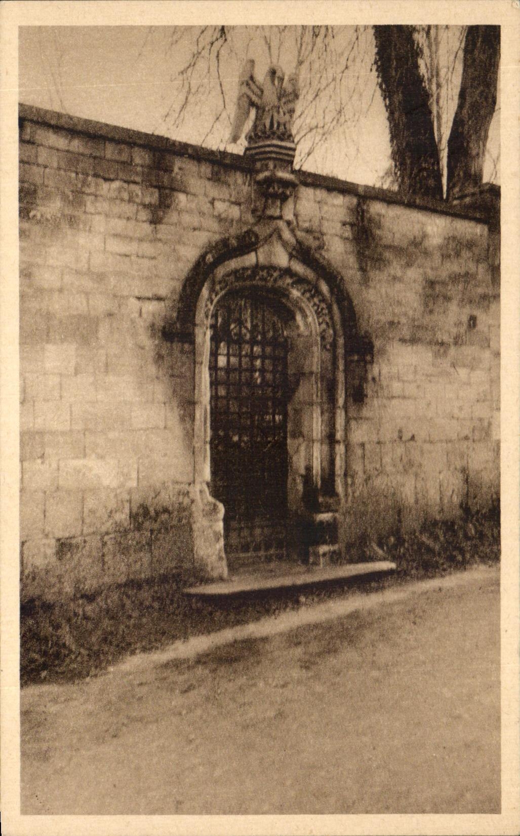 CPA Abbaye de Saint Wandrille Porte d'entree de l'Abbaye