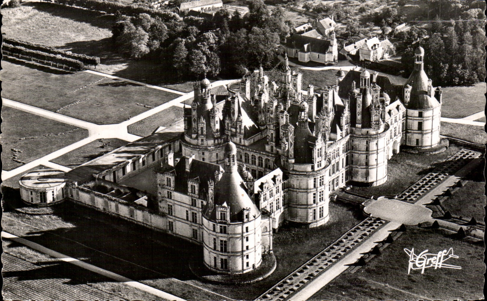 CPA En Touraine Chambord Vue aerienne Ensemble du Chateau les Cheminees et la Chapelle
