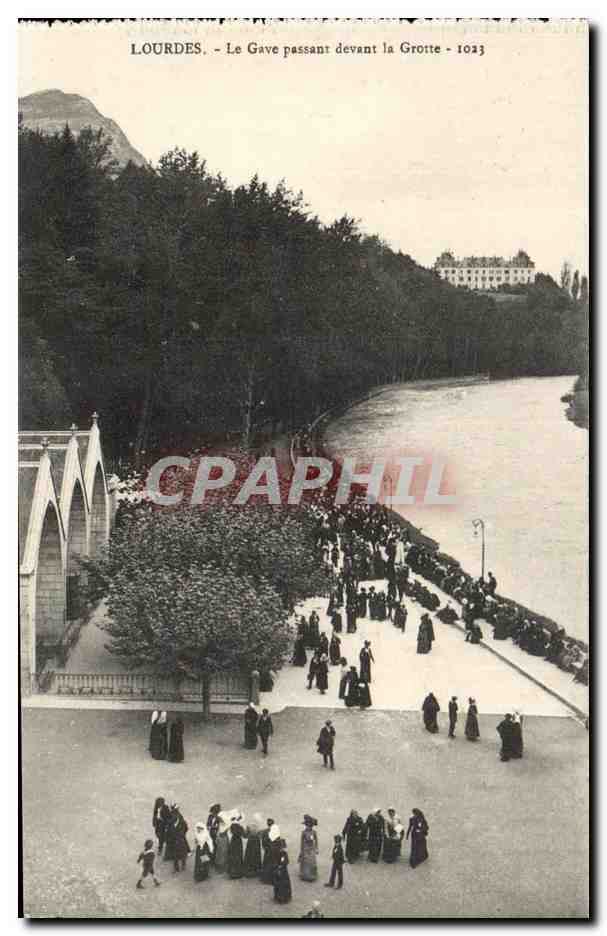 CPA Lourdes La Gave Passant devant la Grotte