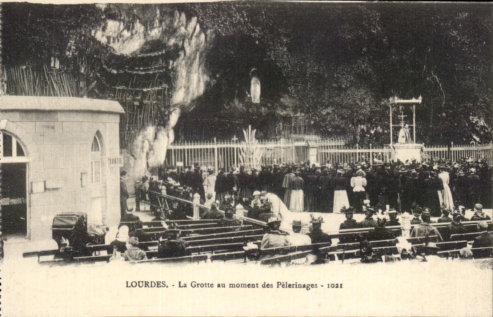 CPA Lourdes La Grotte au moment des Pelerinages