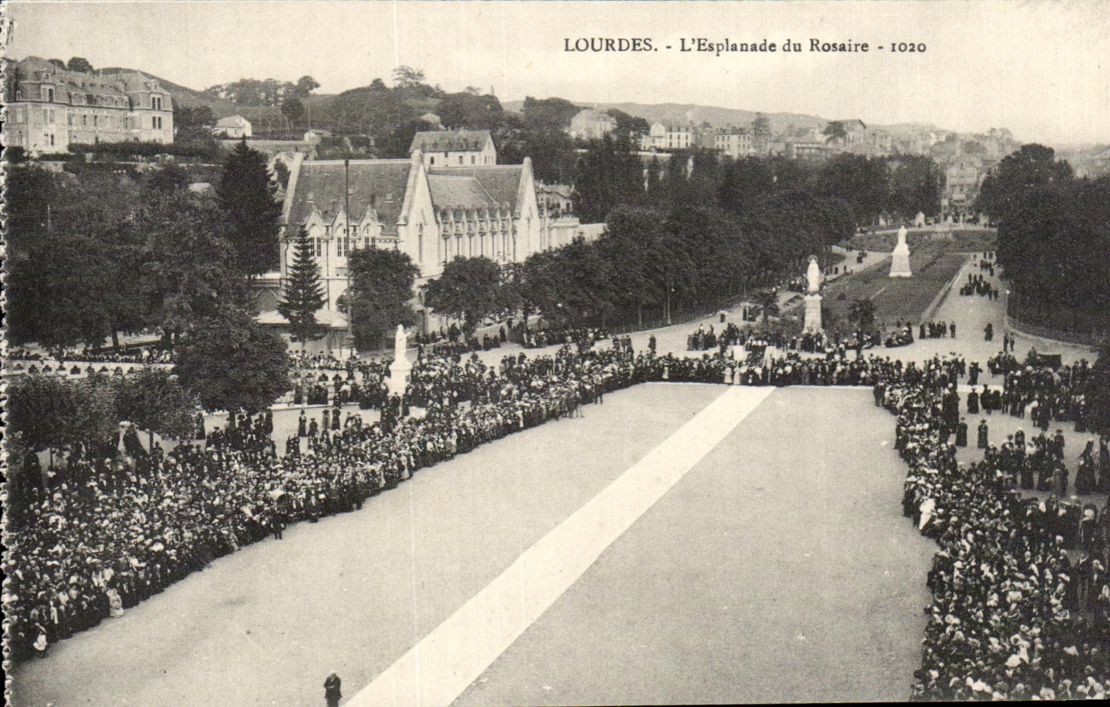 CPA Lourdes L'Esplanade du Rosaire