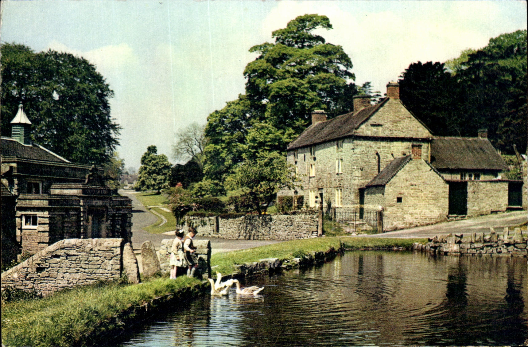 CPA Tissington Derbyshire is a Villege of stone Houses with pleasant gardens and roedside lawns sheltetred by magnificen