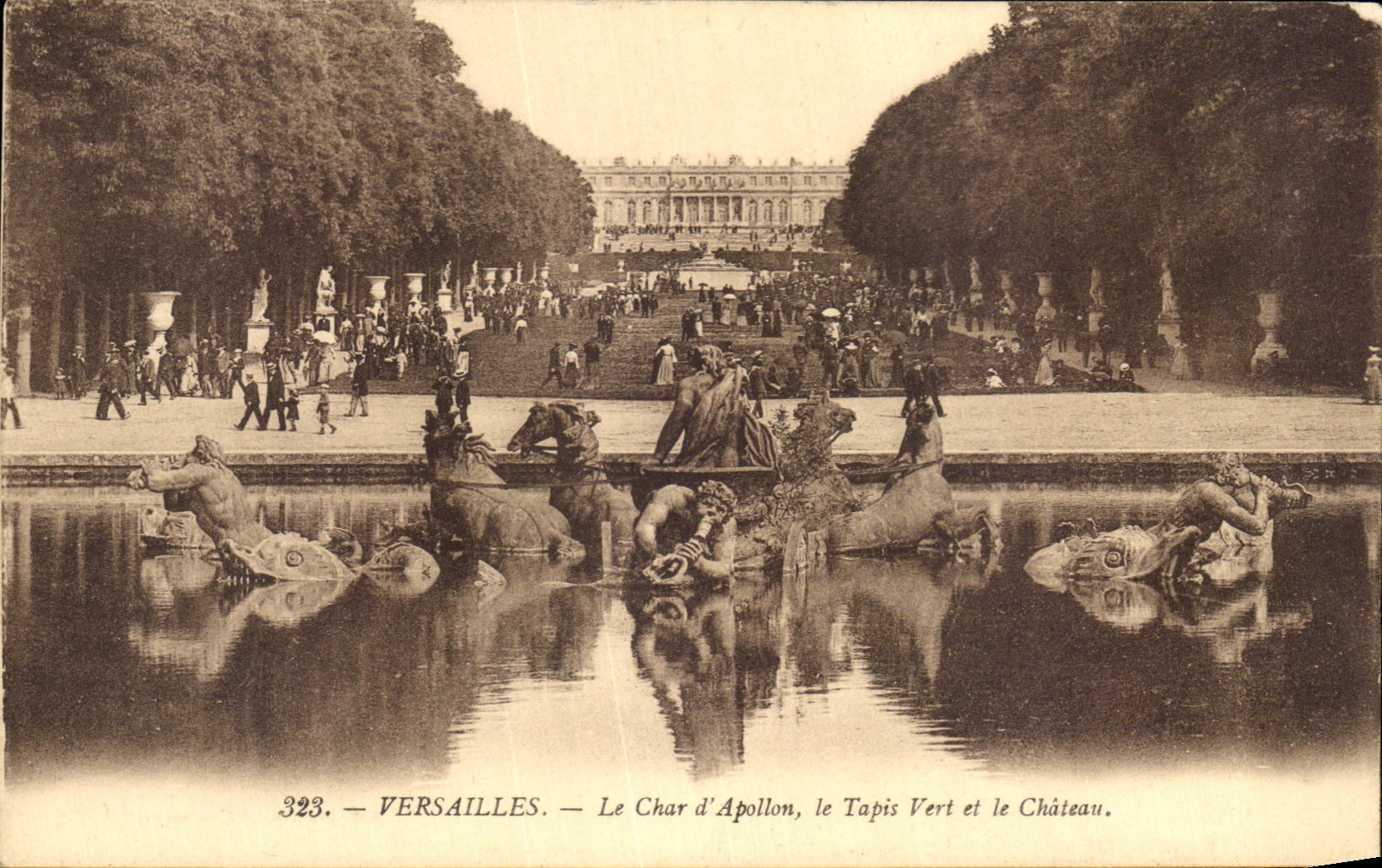 Versailles — Le Char d'Apollon, le Tapis Vert et le Château — Mme Mureau, édit. Versailles, n° 323