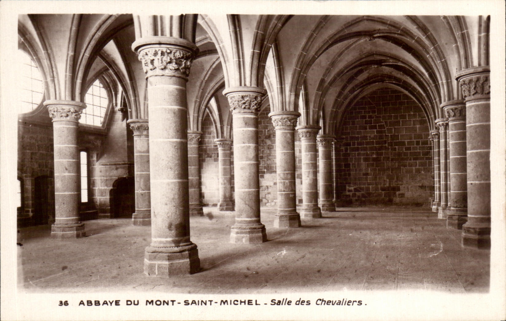 CPA Paris Abbaye Du Mont Saint Michel Salle des Chevaliers