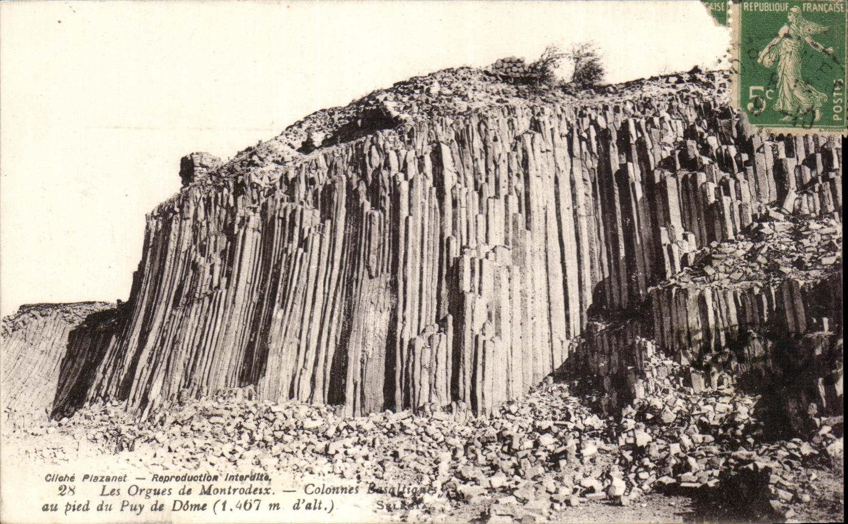 Les Orgues de Montrodez — Colonnes Basaltiques au pied du Puy de Dôme (1.467 m d'alt.) — Cliché Plazanet
