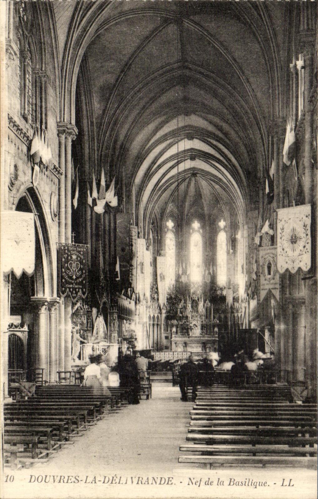 CPA Douvres La Delivrande Nef de la Basilique