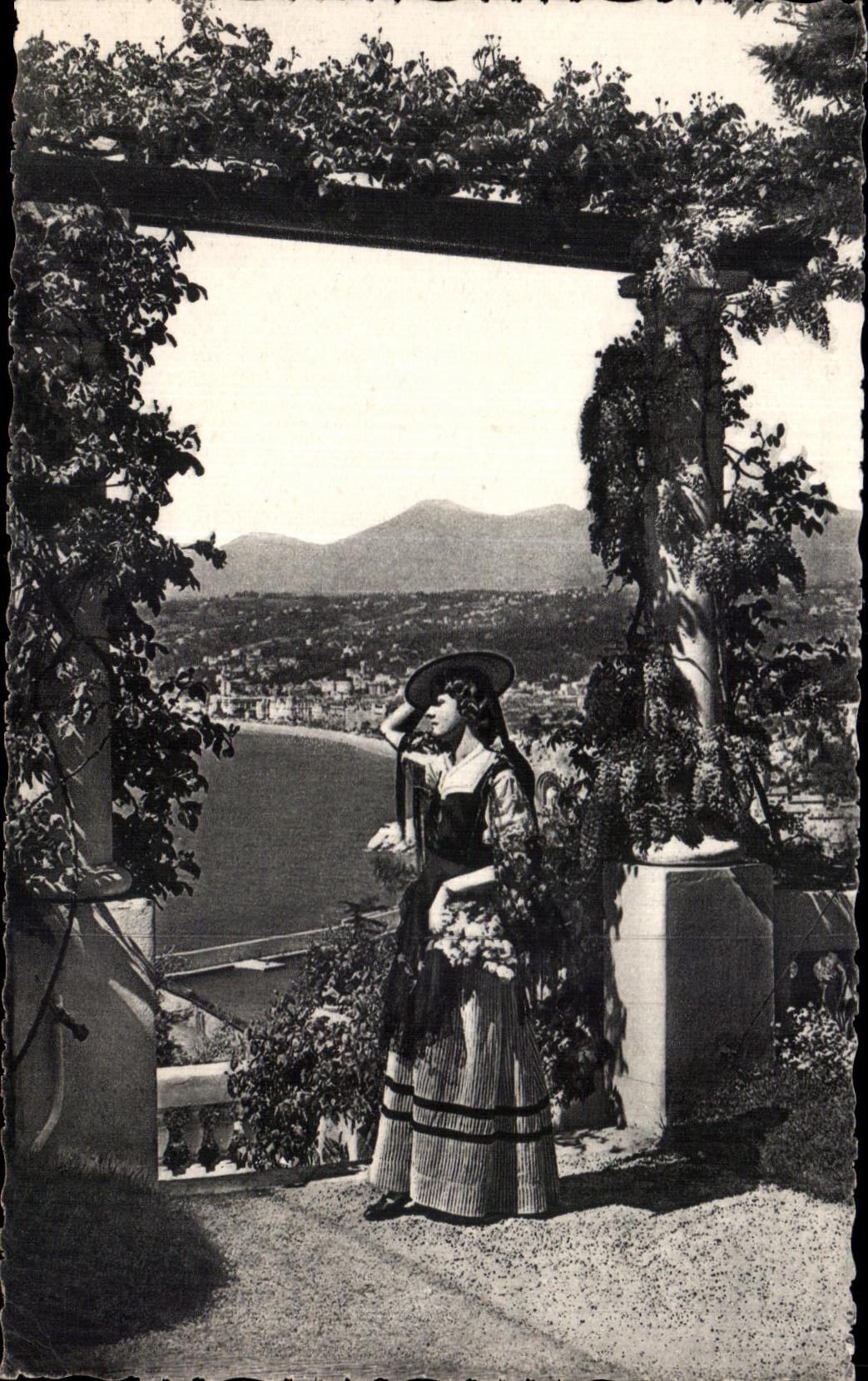 CPA Nice Entre Les Pergolas Folklore Costume